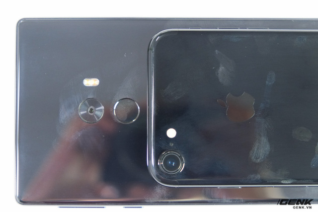 iPhone 7 Jet Black và Xiaomi Mi Mix