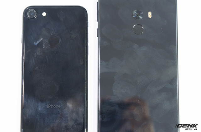 iPhone 7 Jet Black và Xiaomi Mi Mix