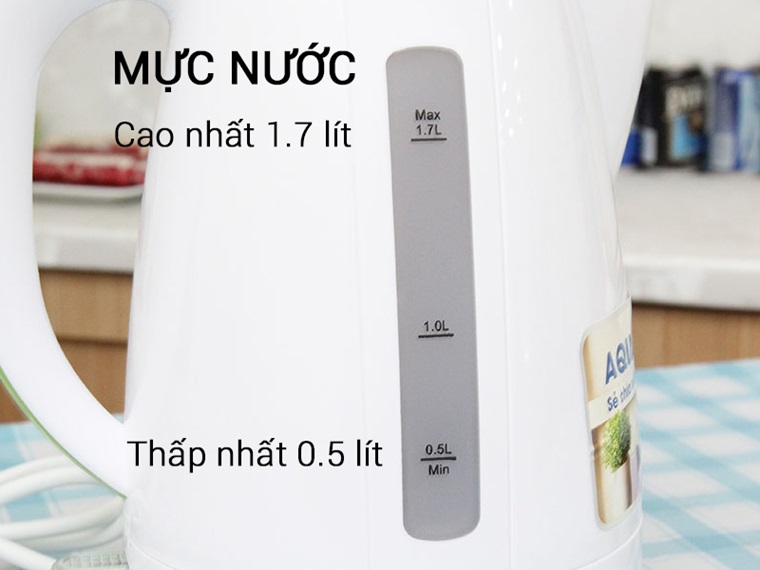 Đổ nước vào ấm không cao hơn mức cao nhất và không thấp hơn mức thấp nhất