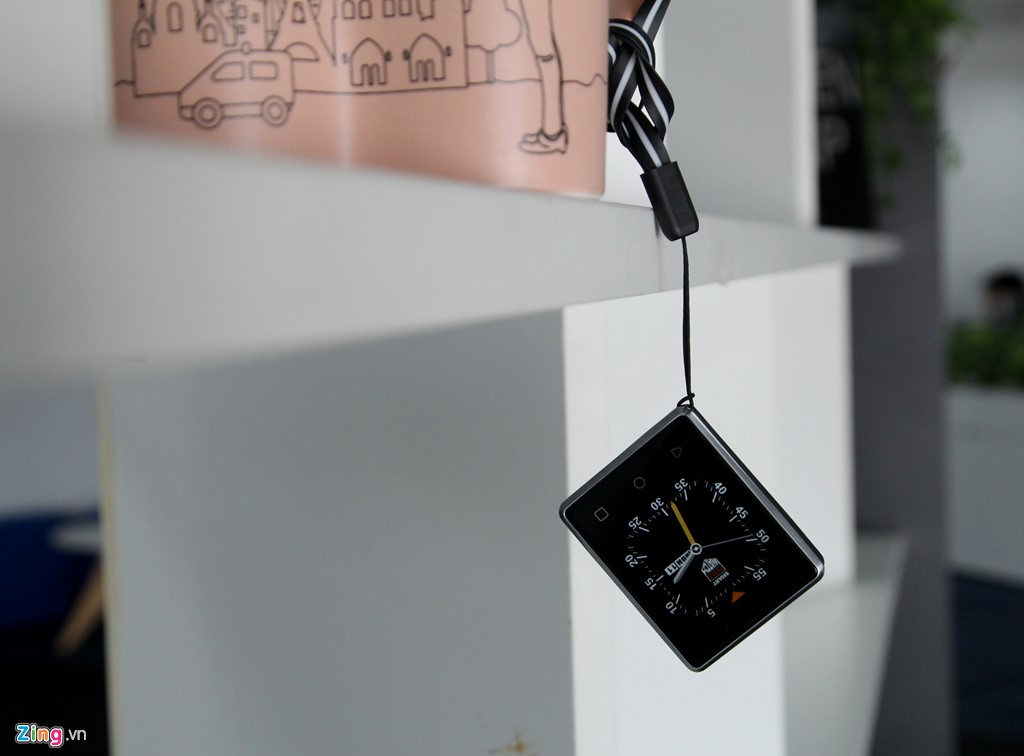 Smartphone nhỏ nhất thế giới xuất hiện ở Việt Nam Smartphone nhỏ nhất thế giới xuất hiện ở Việt Nam