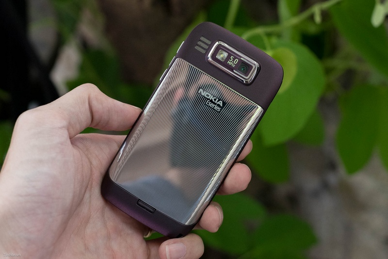 Trên tay Nokia E72 màu tím mộng mơ