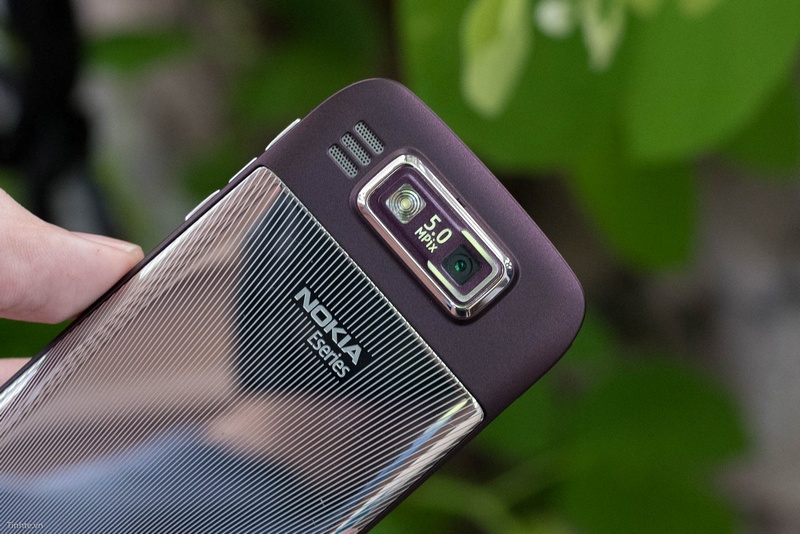 Trên tay Nokia E72 màu tím mộng mơ