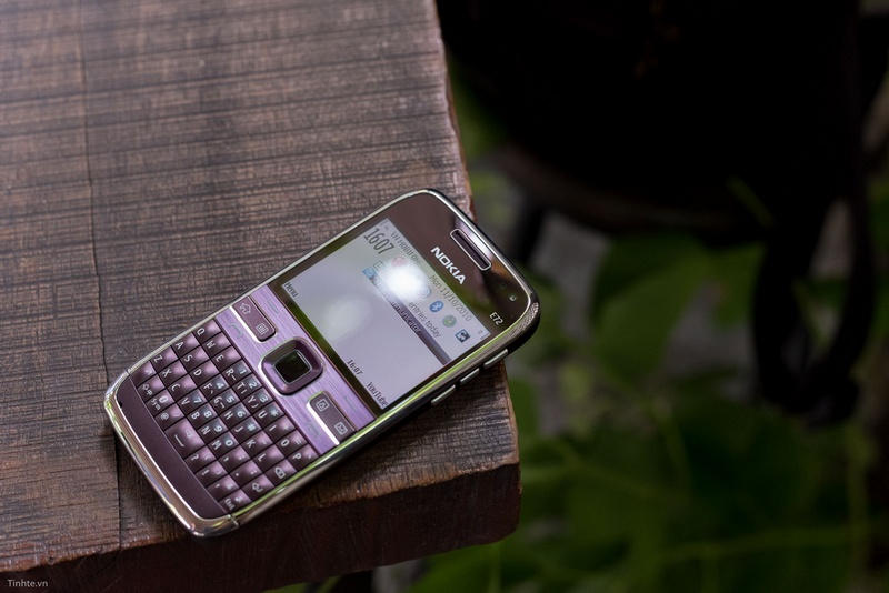 Trên tay Nokia E72 màu tím mộng mơ