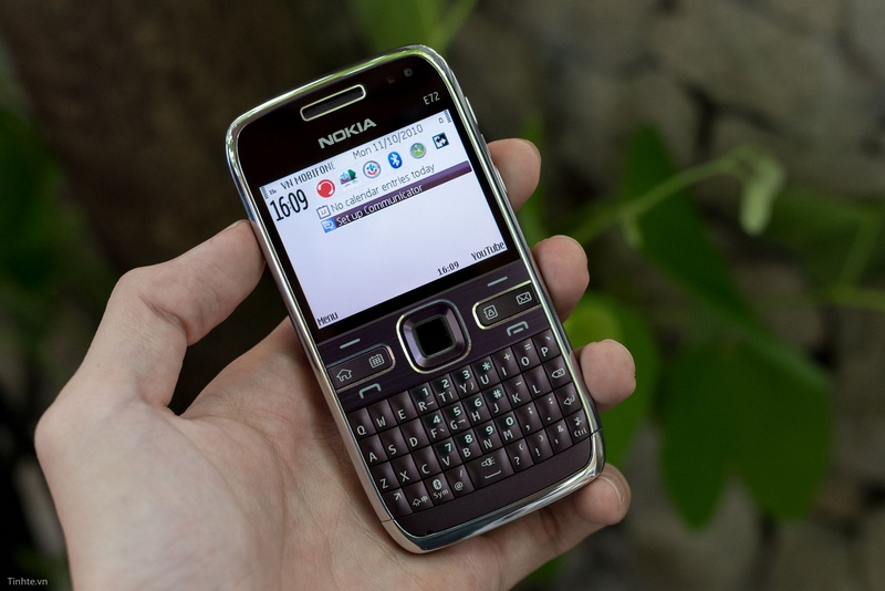 Trên tay Nokia E72 màu tím mộng mơ