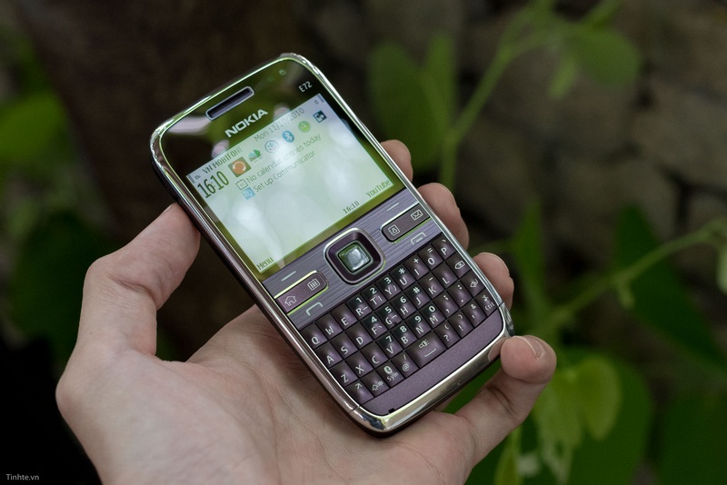 Trên tay Nokia E72 màu tím mộng mơ