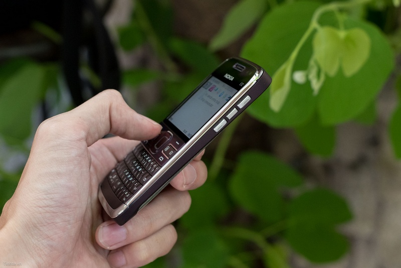 Trên tay Nokia E72 màu tím mộng mơ