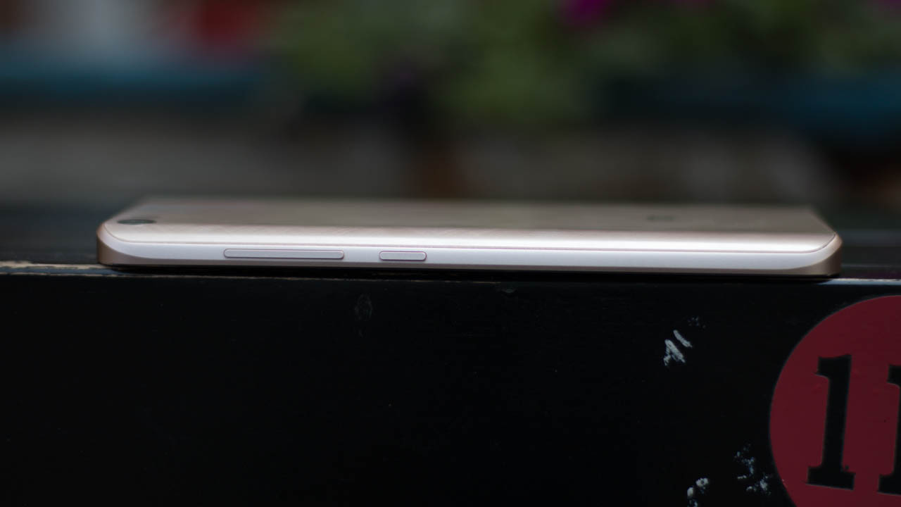 Cạnh trái Xiaomi Mi 5