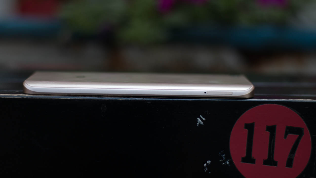 Cạnh phải Xiaomi Mi 5