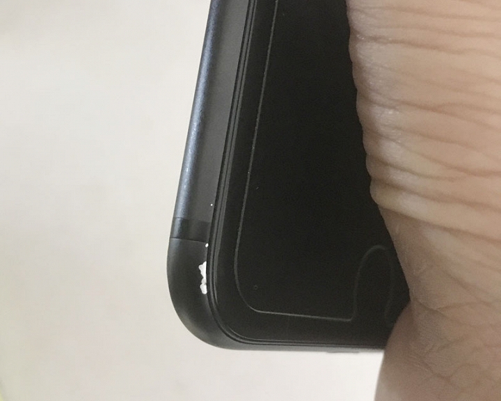 iPhone 7 bị tróc sơn iPhone 7 bị tróc sơn ở phần tiếp xúc giữa màn hình và khung máy