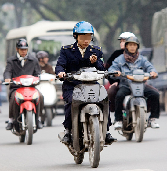 Dùng điện thoại khi dừng đèn đỏ sẽ bị phạt đến 800.000