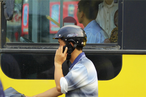 Dùng điện thoại khi dừng đèn đỏ sẽ bị phạt đến 800.000