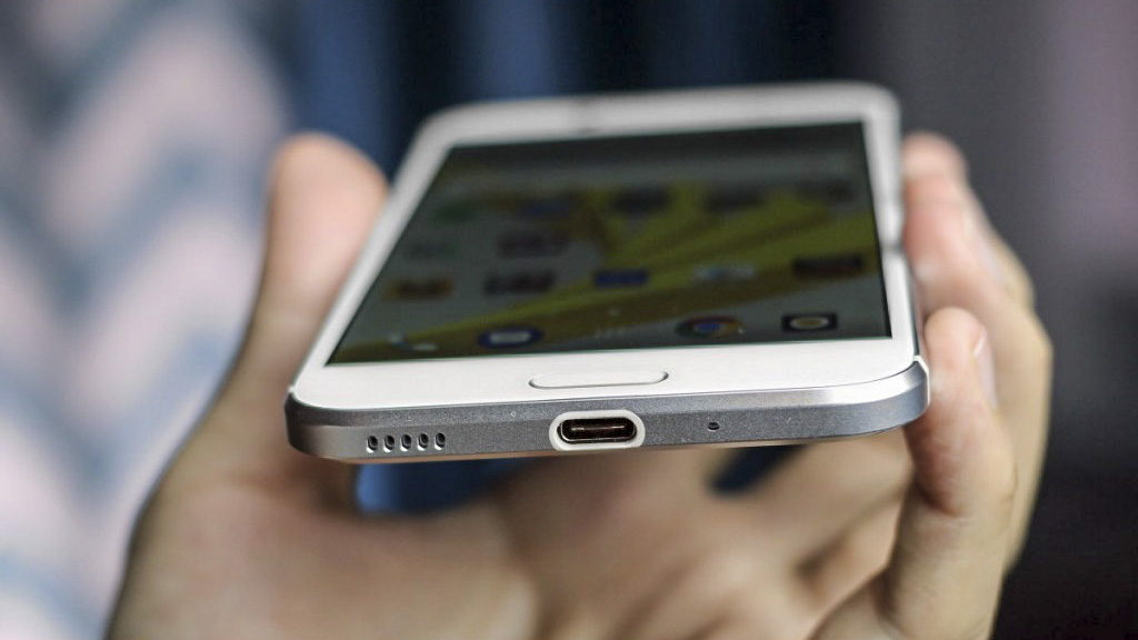 đánh giá HTC Bolt