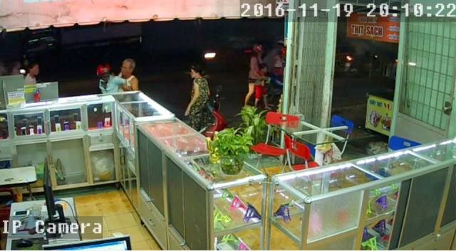 Hiện trường nơi xảy ra vụ cướp. Ảnh trích xuất từ camera.