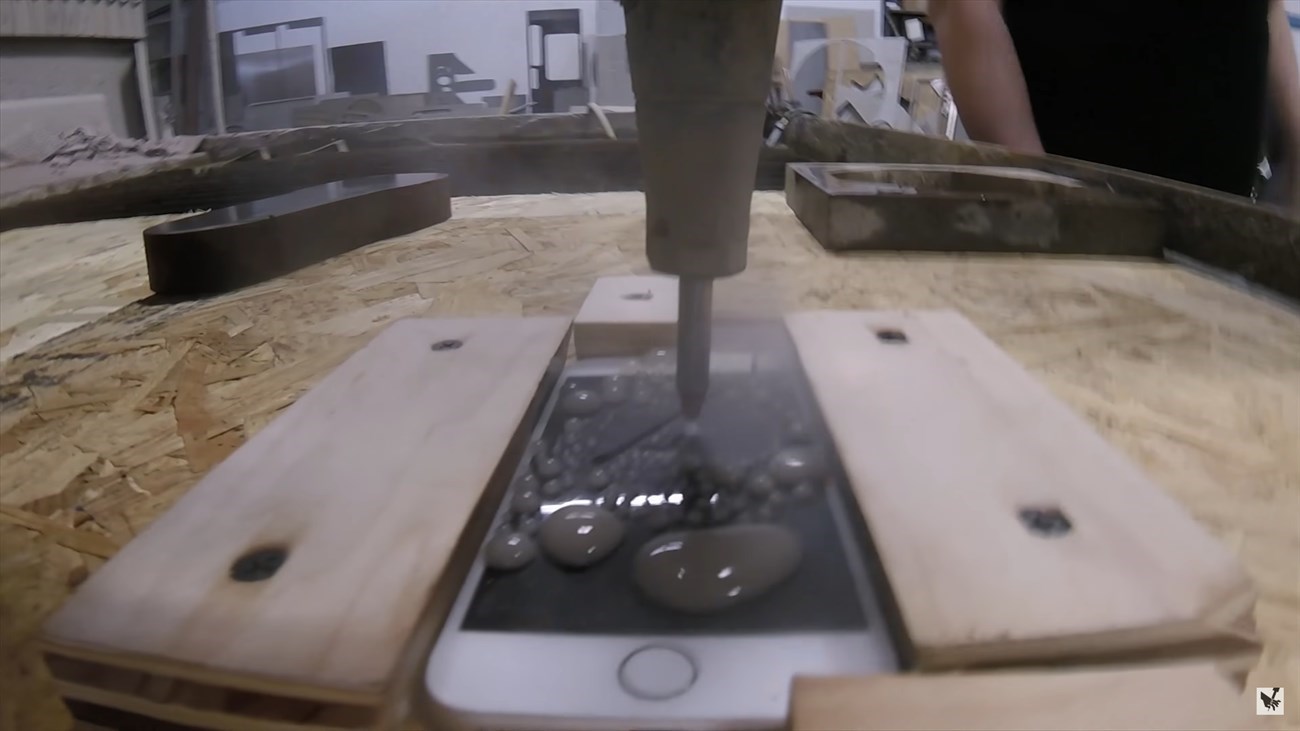 Dùng máy cưa nước cắt iPhone 7 như cắt đậu phụ