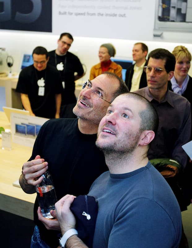 Jonathan Ive và Steve Jobs trong buổi lễ ra mắt sản phâm vào năm 2004 Jonathan Ive và Steve Jobs trong buổi lễ ra mắt sản phâm vào năm 2004