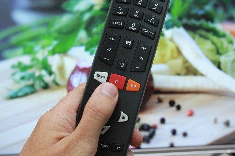 Cách phát nhạc từ điện thoại lên Smart tivi TCL 2016 bằng bluetooth > Nhấn nút homae trên remote