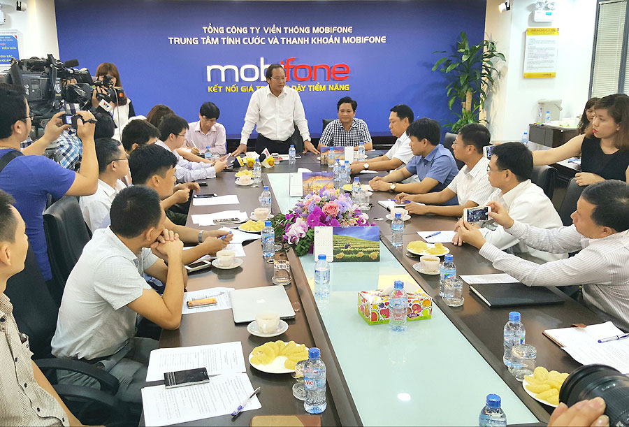 Bộ trưởng Trương Minh Tuấn trực tiếp đến kiểm tra việc giám sát tại Trung tâm giám sát và thanh khoản MobiFone (82 Duy Tân, Hà Nội). Ảnh: Nguyên Đức. Phát hiện 12 triệu thuê bao di động của các nhà mạng được kích hoạt sẵn.