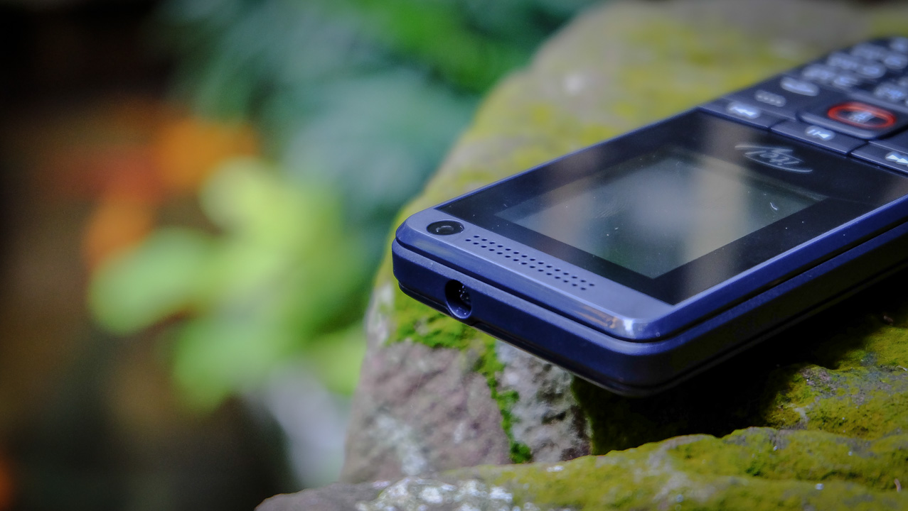 Với những chiếc điện thoại cơ bản khác của Nokia, bạn phải cắm tai nghe để có thể nghe được đài Radio, nhưng với Itel 2680 bạn có thể nghe trực tiếp.