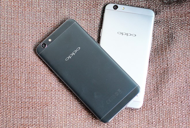 F1s màu đen nhám đọ dáng với màu xám. Đây là 2 màu mới của chiếc di động tầm trung này. Ảnh: Gia Phong