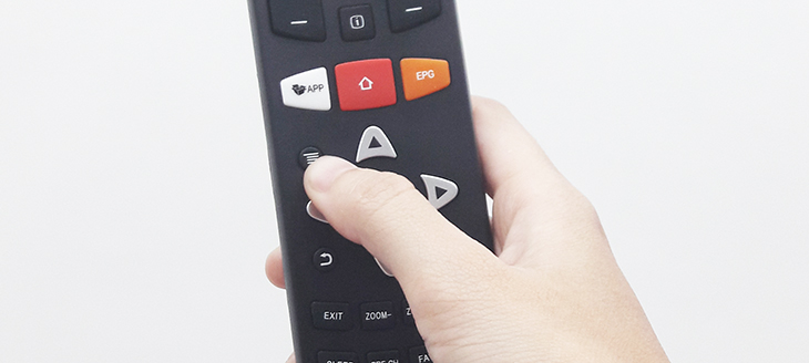 Nhấn nút có hình 3 dấu gạch trên remote