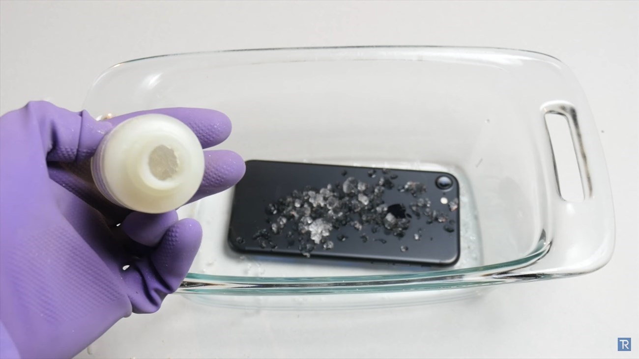 Thử ngâm iPhone 7 trong acid mạnh gấp 10 triệu tỉ lần Acid Sulfuaric Thử ngâm iPhone 7 trong acid mạnh gấp 10 triệu tỉ lần Acid Sulfuaric