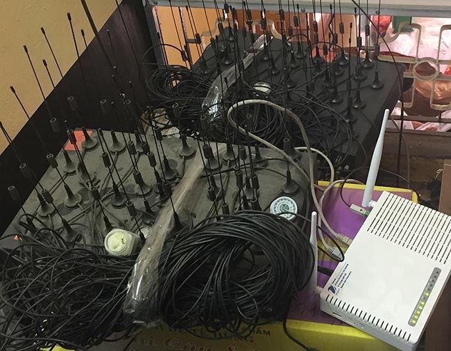 Các đối tượng đã sử dụng các thiết bị đặc chủng công nghệ mới, tiên tiến nhất, kết hợp với mạng máy tính ảo, mạng Internet và sử dụng SIM ảo để chuyển lưu lượng điện thoại quốc tế chiều về Việt Nam.