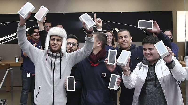 Giá bán iPhone sẽ tăng gấp 2 nếu Apple dời nhà máy về Mỹ Giá bán iPhone sẽ tăng gấp 2 nếu Apple dời nhà máy về Mỹ