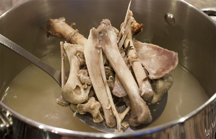 Using bone broth to cook porridge