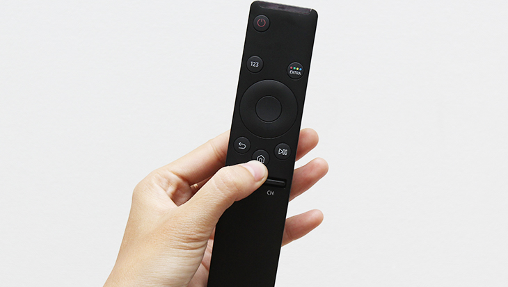 Nhấn nút hình ngôi nhà trên remote