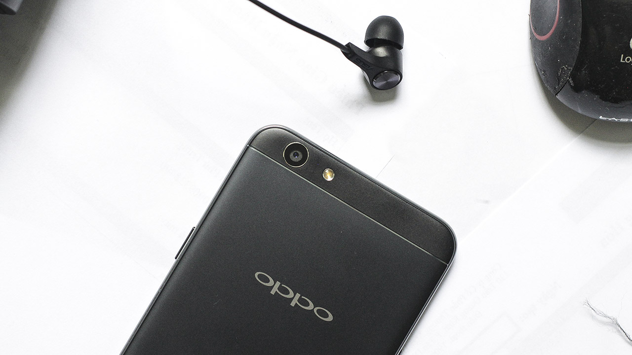trên tay Oppo F1s màu đen nhám trên tay Oppo F1s màu đen nhám