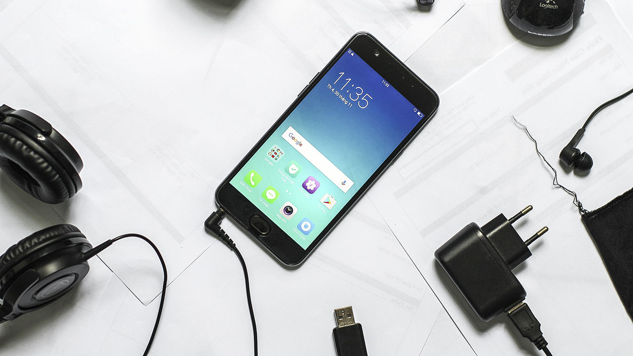 trên tay Oppo F1s màu đen nhám trên tay Oppo F1s màu đen nhám