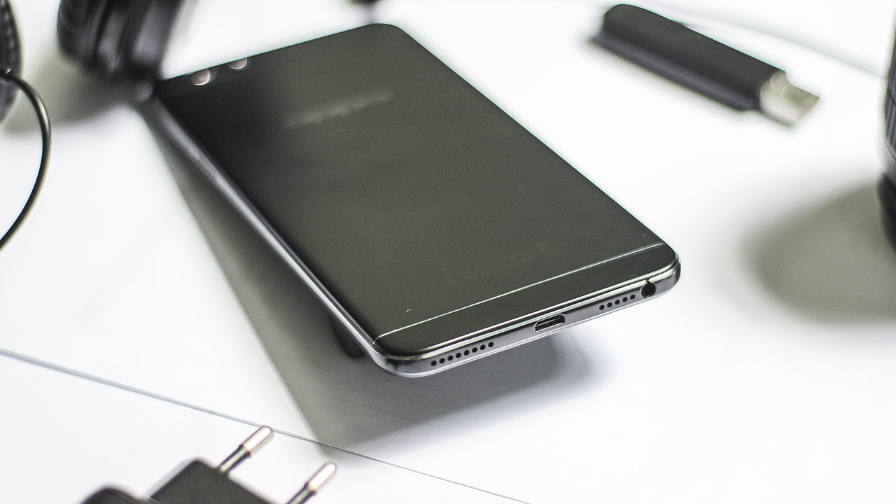 trên tay Oppo F1s màu đen nhám trên tay Oppo F1s màu đen nhám