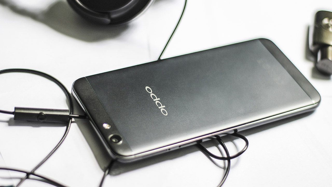 trên tay Oppo f1s đen trên tay Oppo f1s đen