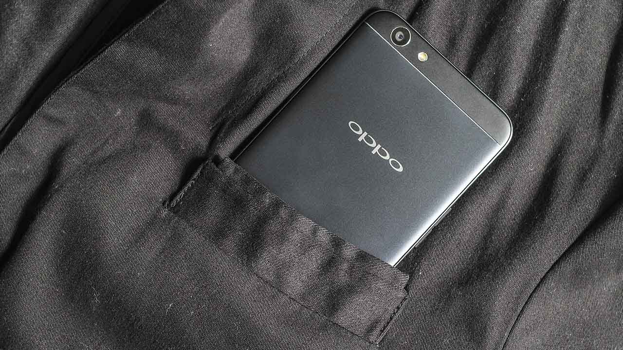 trên tay Oppo F1s màu đen nhám trên tay Oppo F1s màu đen nhám