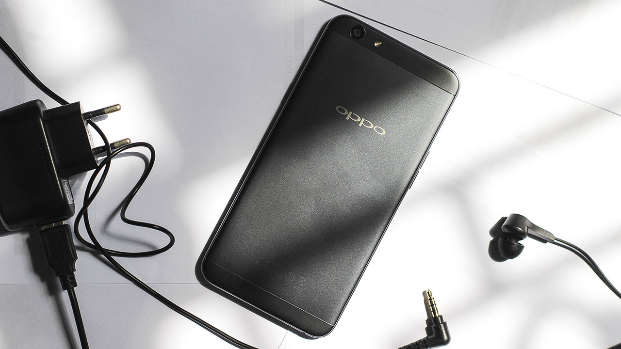 trên tay Oppo f1s đen trên tay Oppo f1s đen