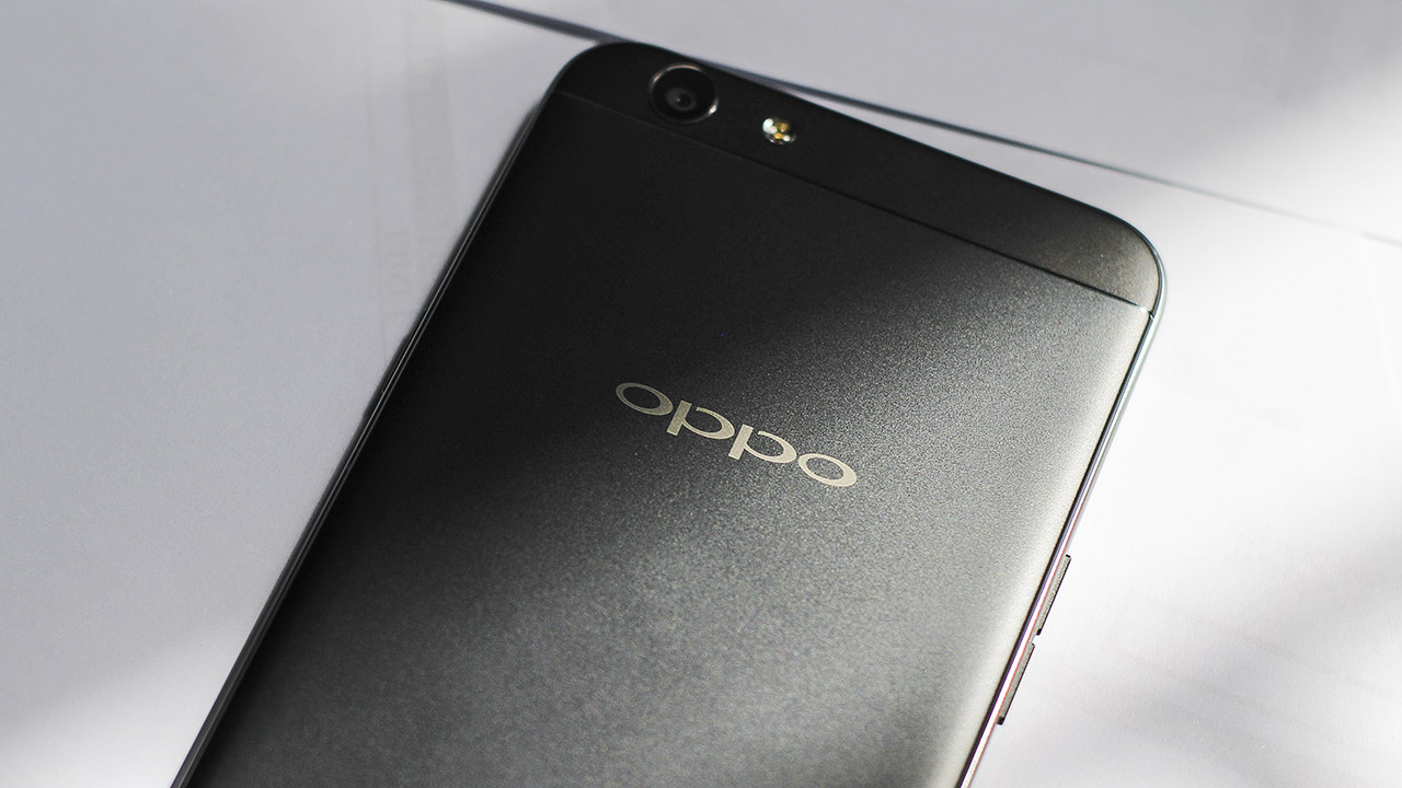 trên tay Oppo F1s màu đen nhám trên tay Oppo F1s màu đen nhám