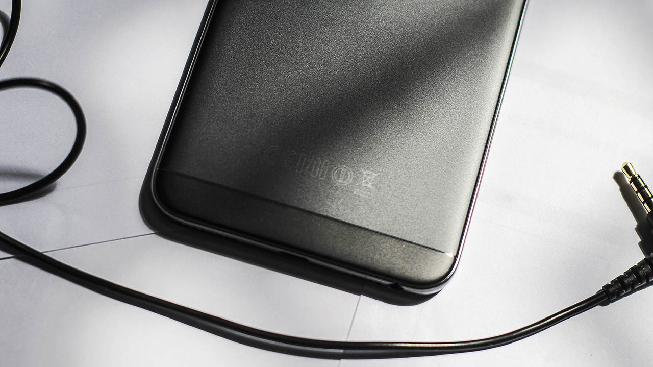 trên tay Oppo F1s màu đen nhám trên tay Oppo F1s màu đen nhám