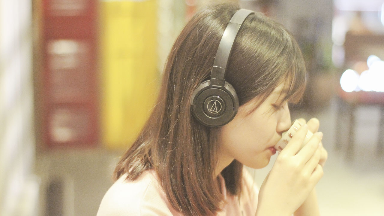 trên tay tai nghe ATH 100iS