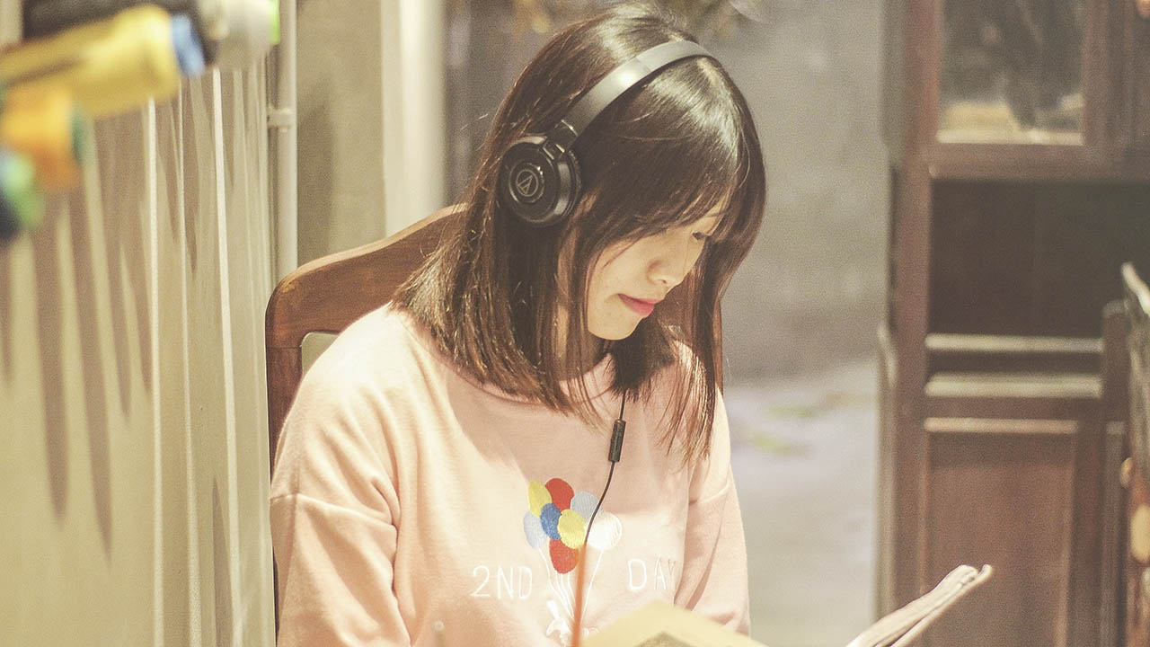 trên tay tai nghe ATH 100iS