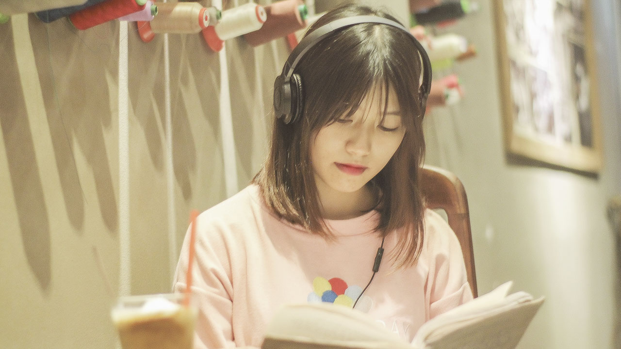 trên tay tai nghe ATH 100iS