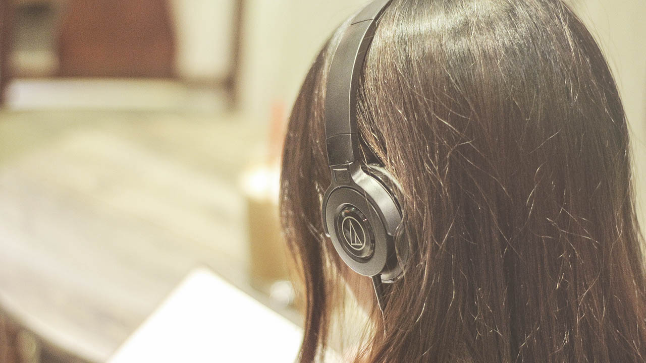 trên tay tai nghe ATH 100iS