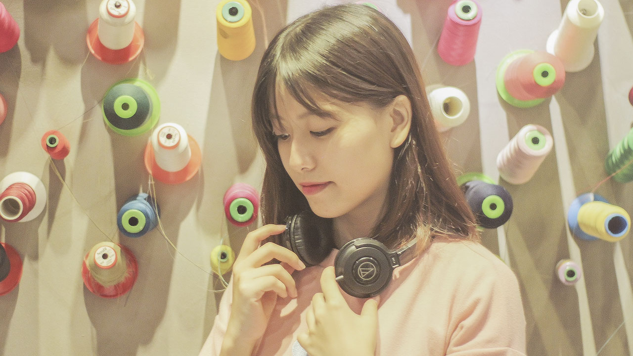 trên tay tai nghe ATH 100iS