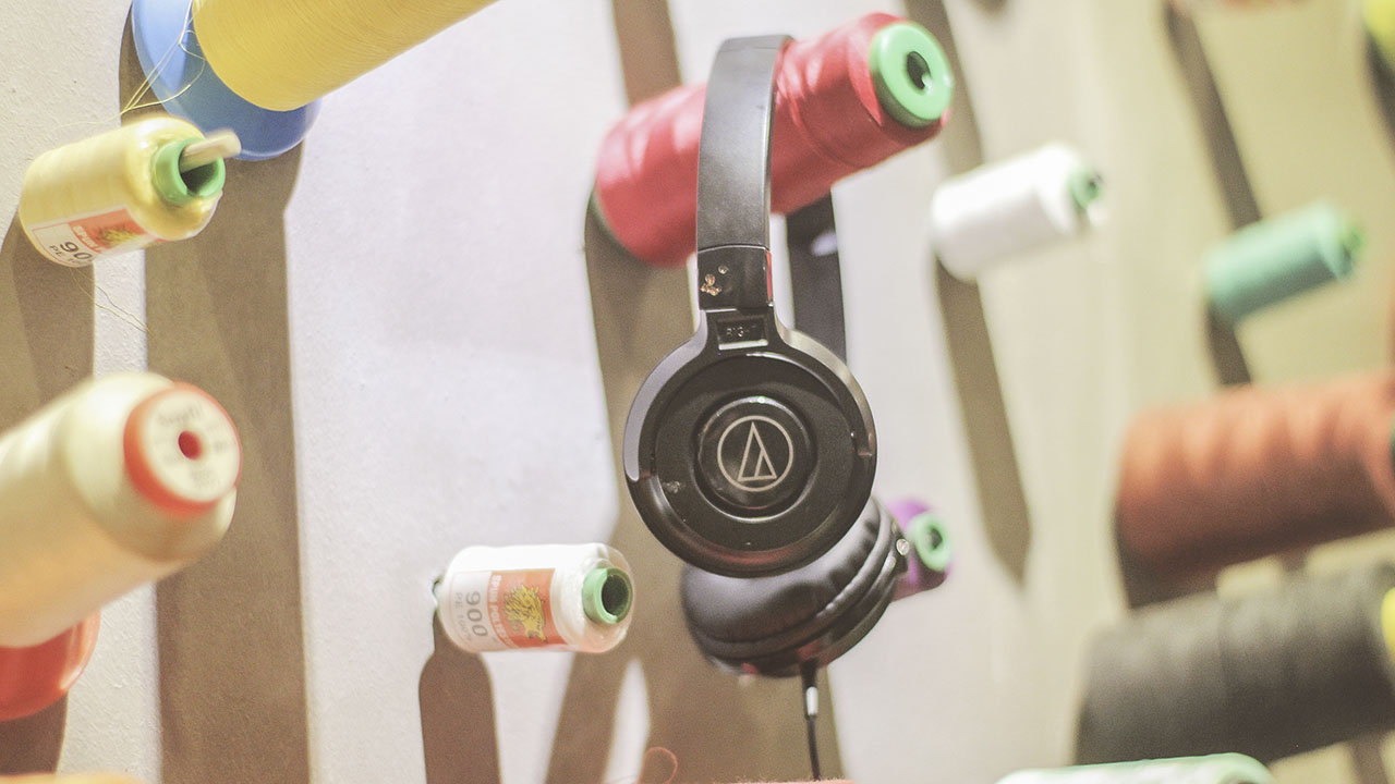 trên tay tai nghe ATH 100iS