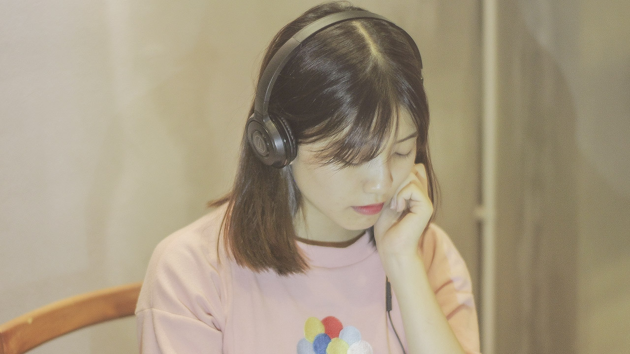 trên tay tai nghe ATH 100iS