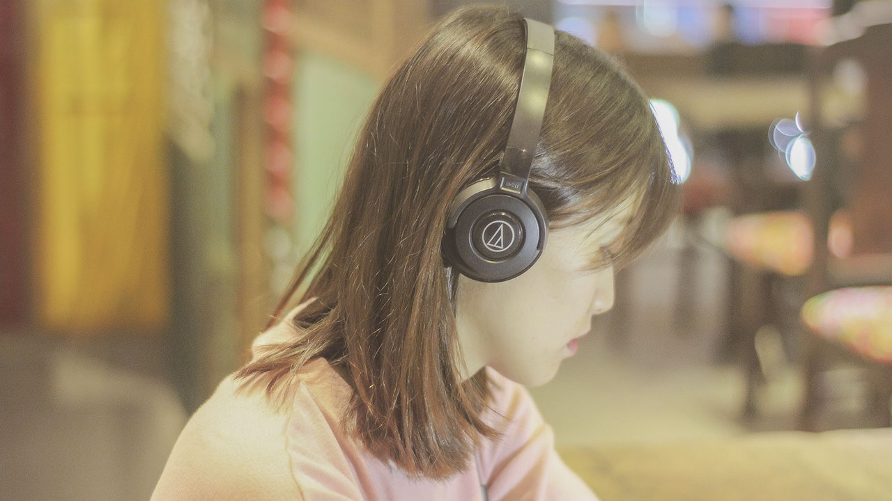 trên tay tai nghe ATH 100iS