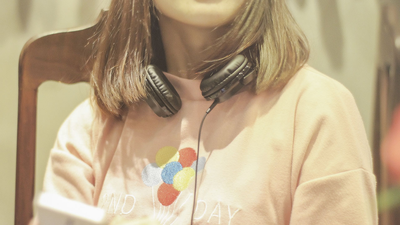 trên tay tai nghe ATH 100iS