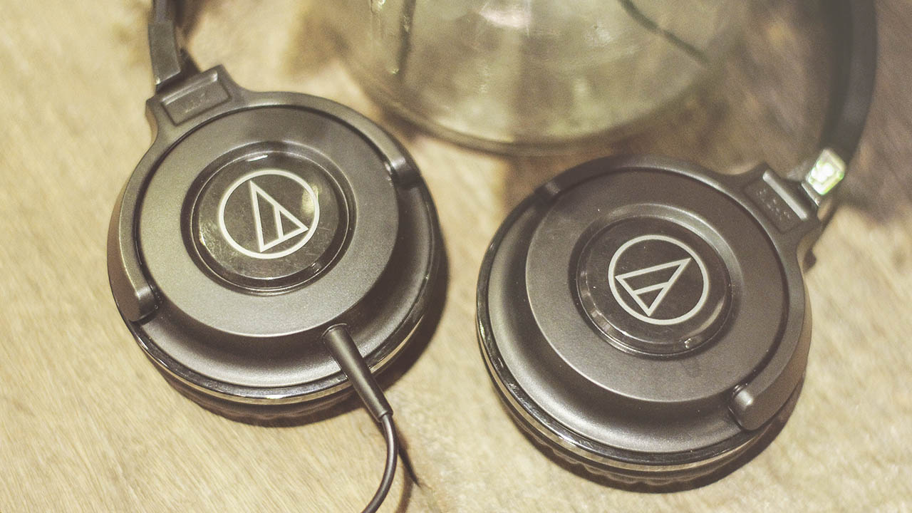 trên tay tai nghe ATH 100iS