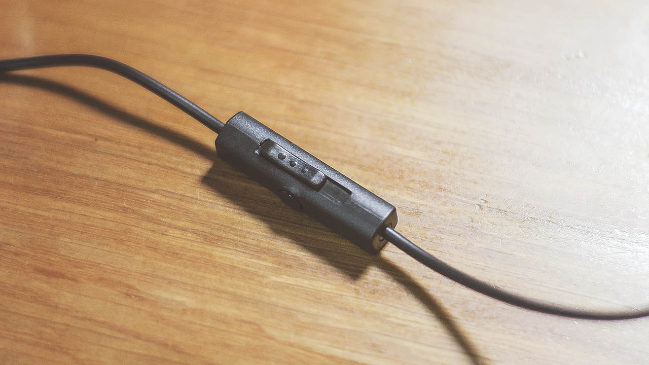 trên tay tai nghe ATH 100iS