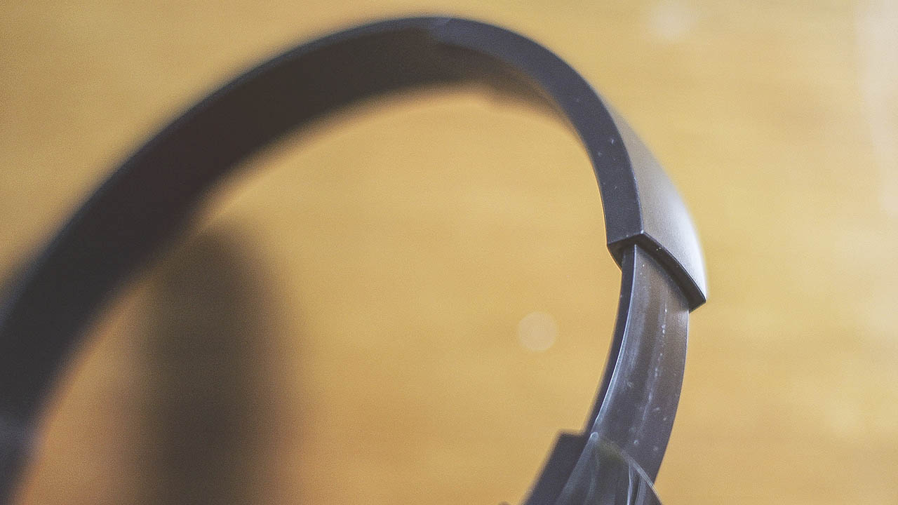 trên tay tai nghe ATH 100iS