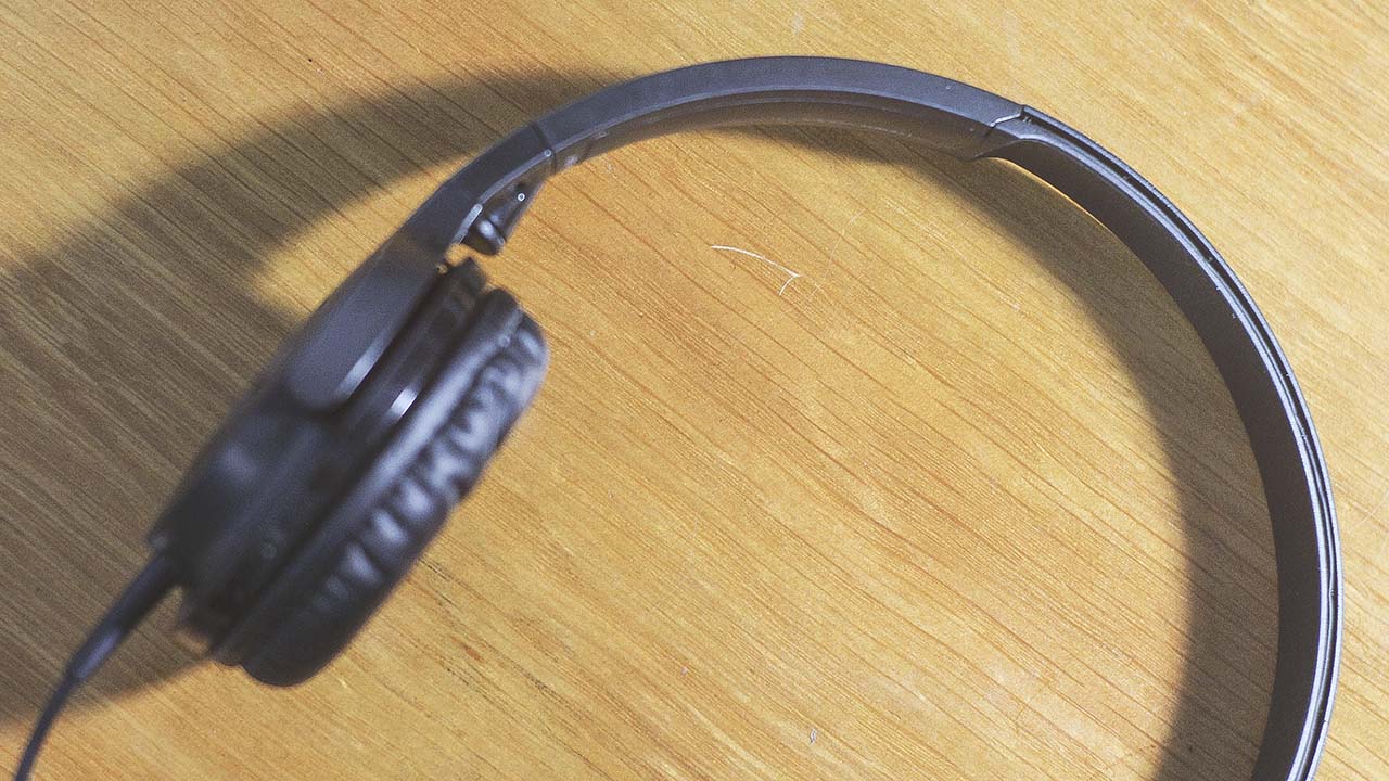 trên tay tai nghe ATH 100iS